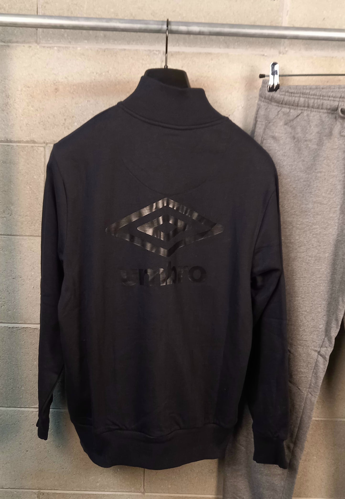 Umbro® Tuta Felpata Black/Grey