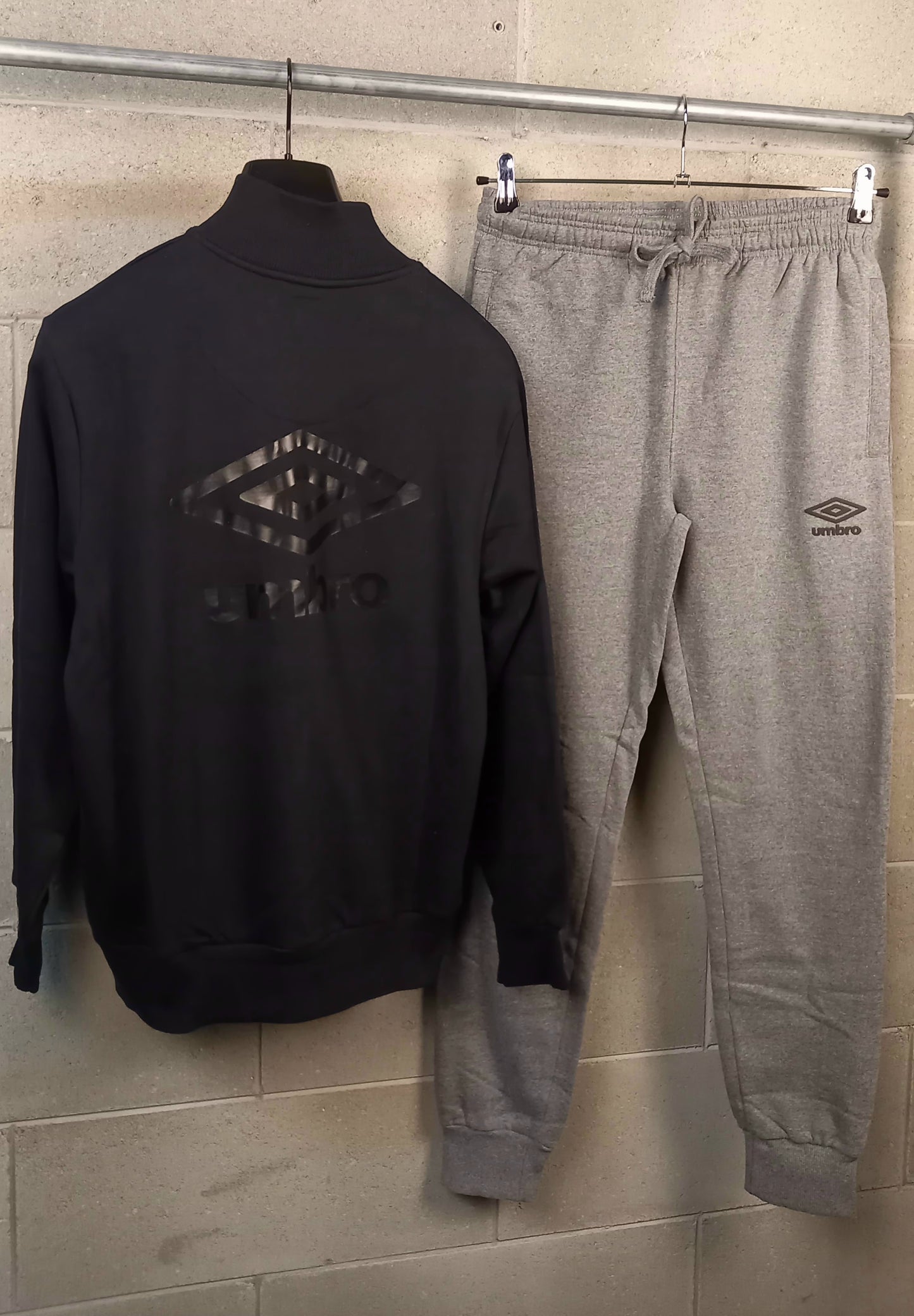 Umbro® Tuta Felpata Black/Grey