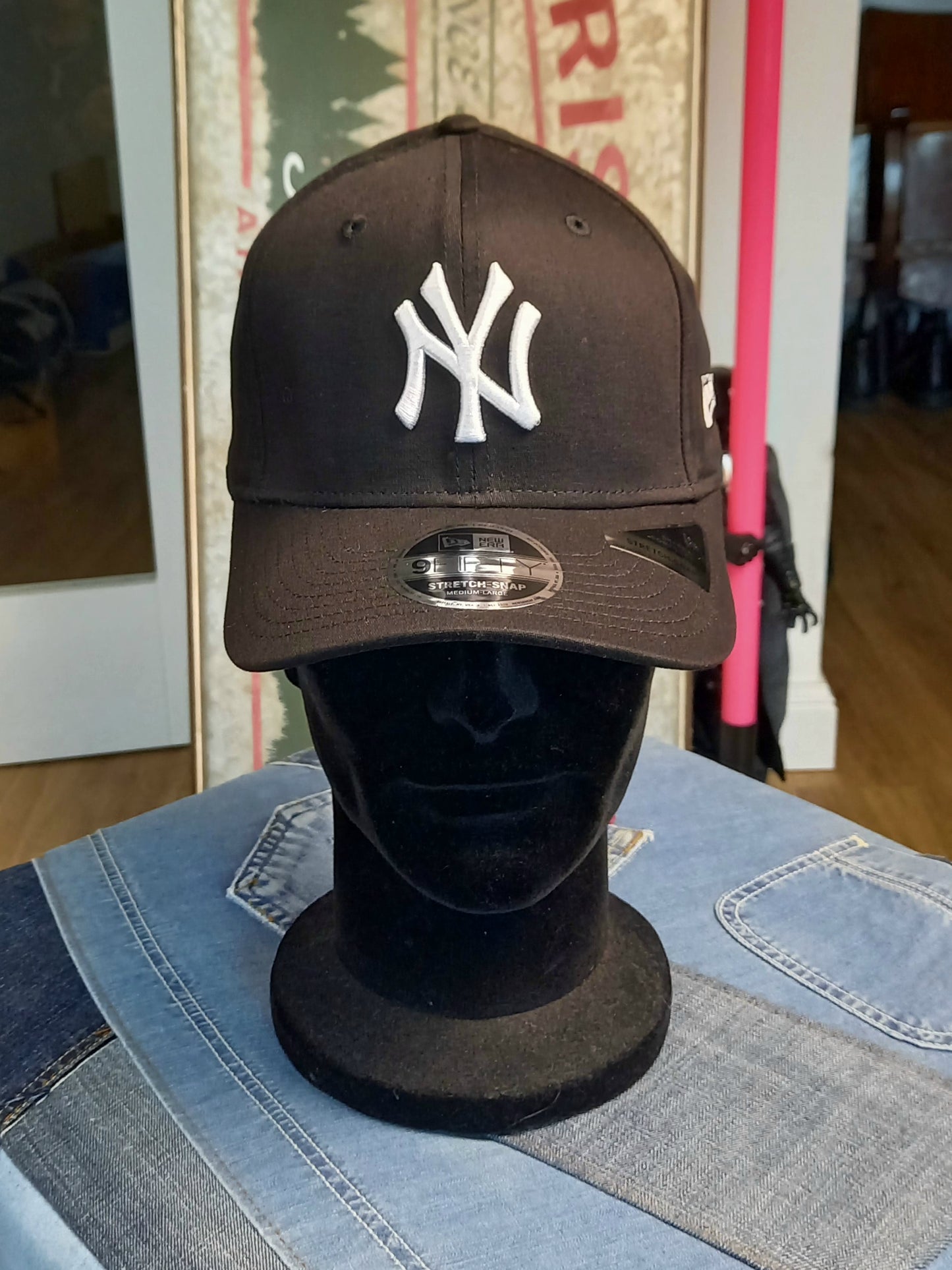 New York Yankees Black Baseball Cap M/L size New Era 9Fifty Stretch Snap