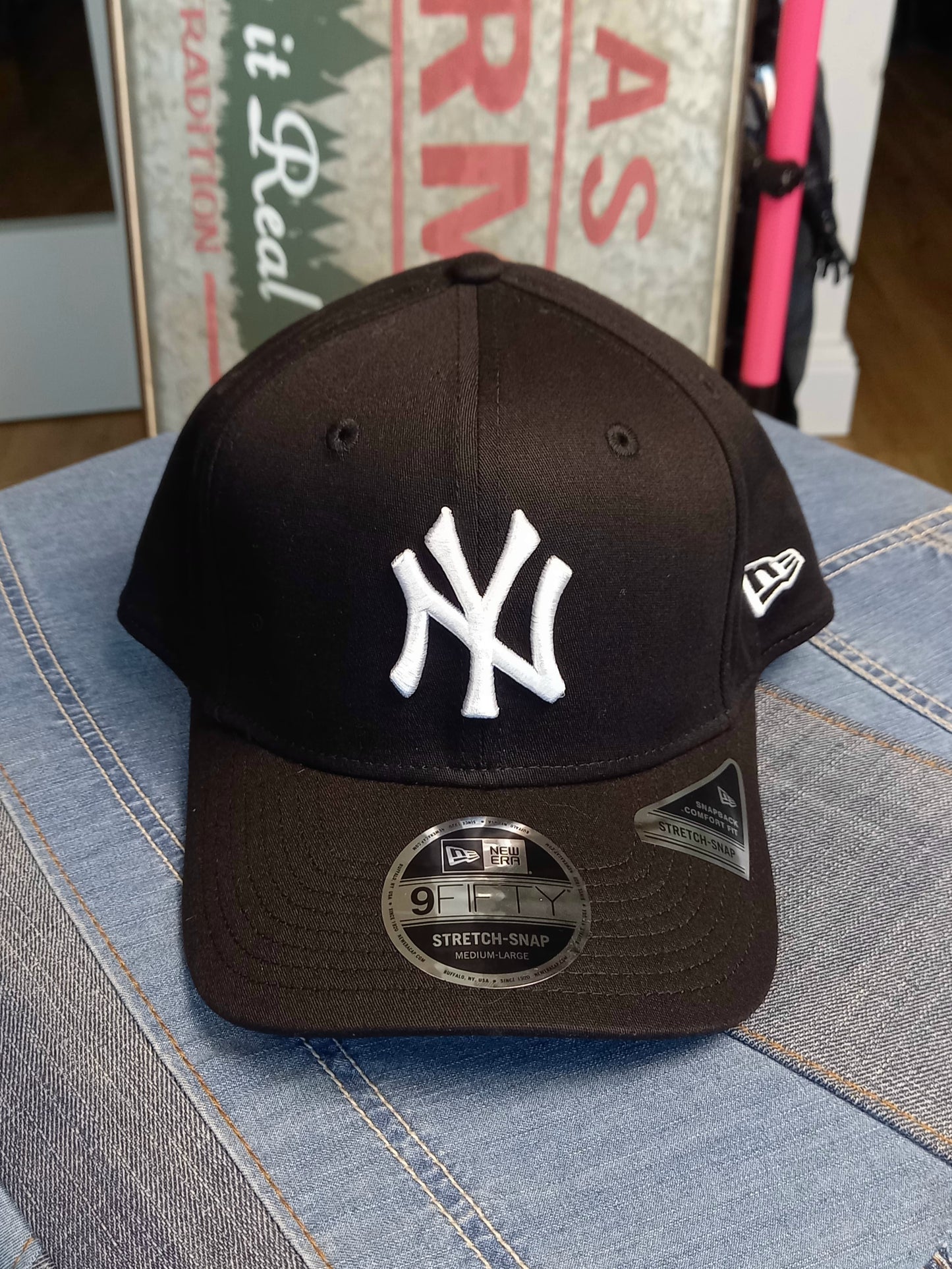 New York Yankees Black Baseball Cap M/L size New Era 9Fifty Stretch Snap
