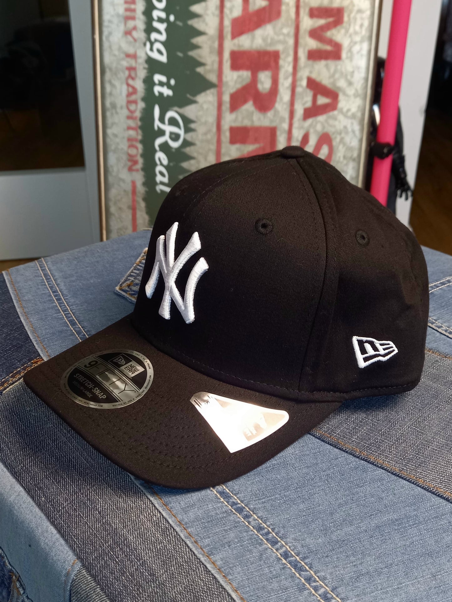 New York Yankees Black Baseball Cap M/L size New Era 9Fifty Stretch Snap